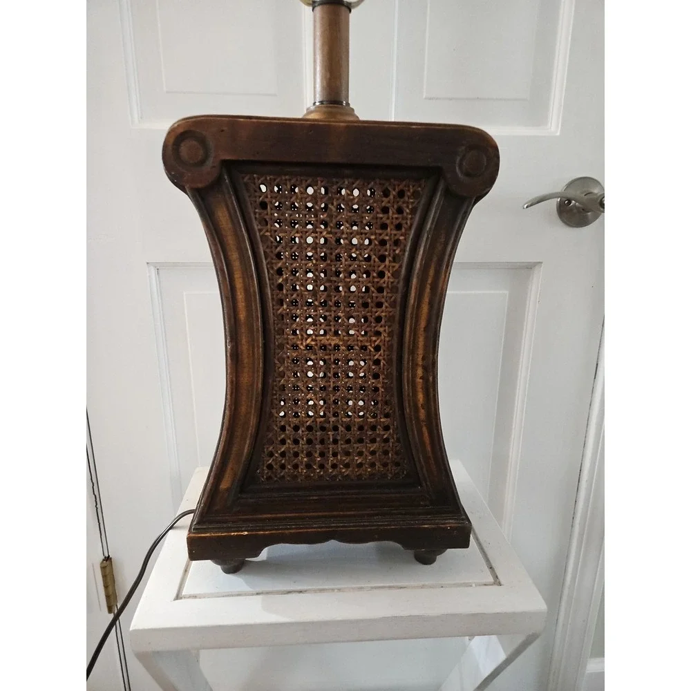 BEAUTIFUL Vintage-style Lamp With A Wooden Base And A Crane Insert